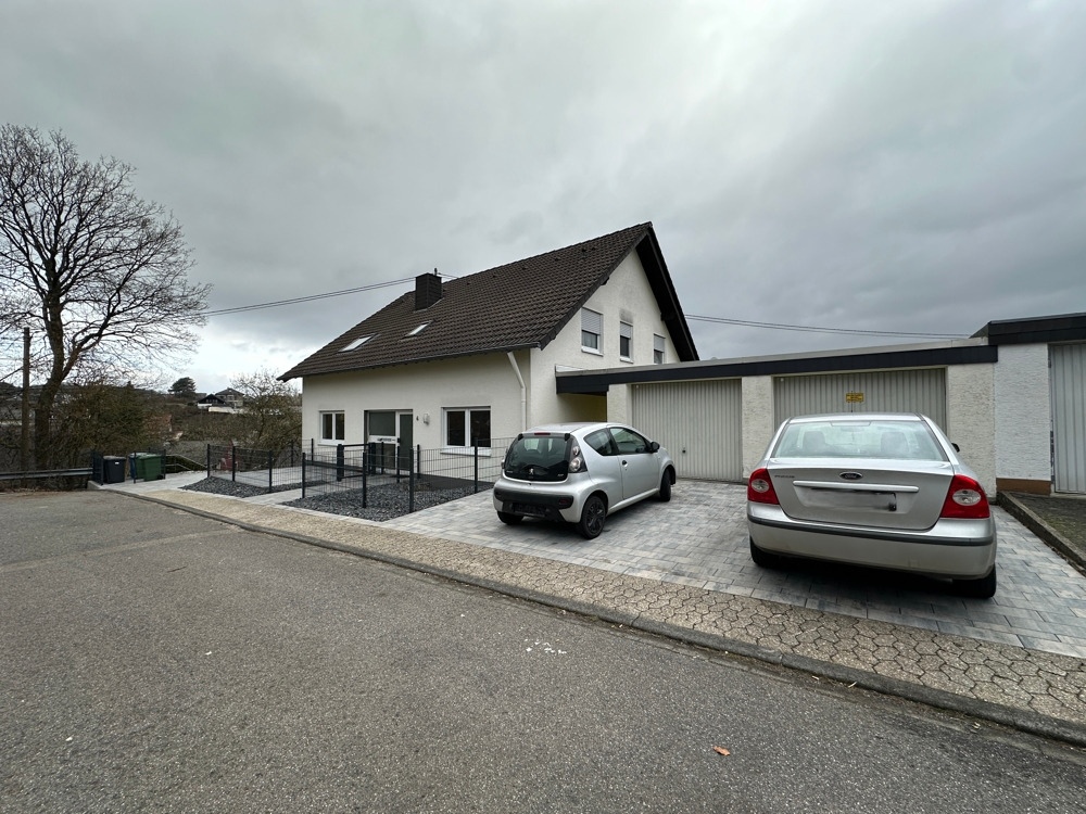 10695 - Gepflegtes Dreifamilienhaus in ruhiger Wohnlage von Raubach