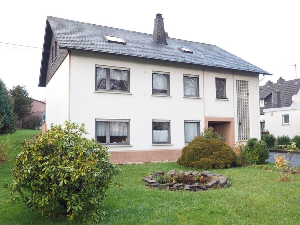 10492 - Schickes Wohnhaus mit schönem Grundstück