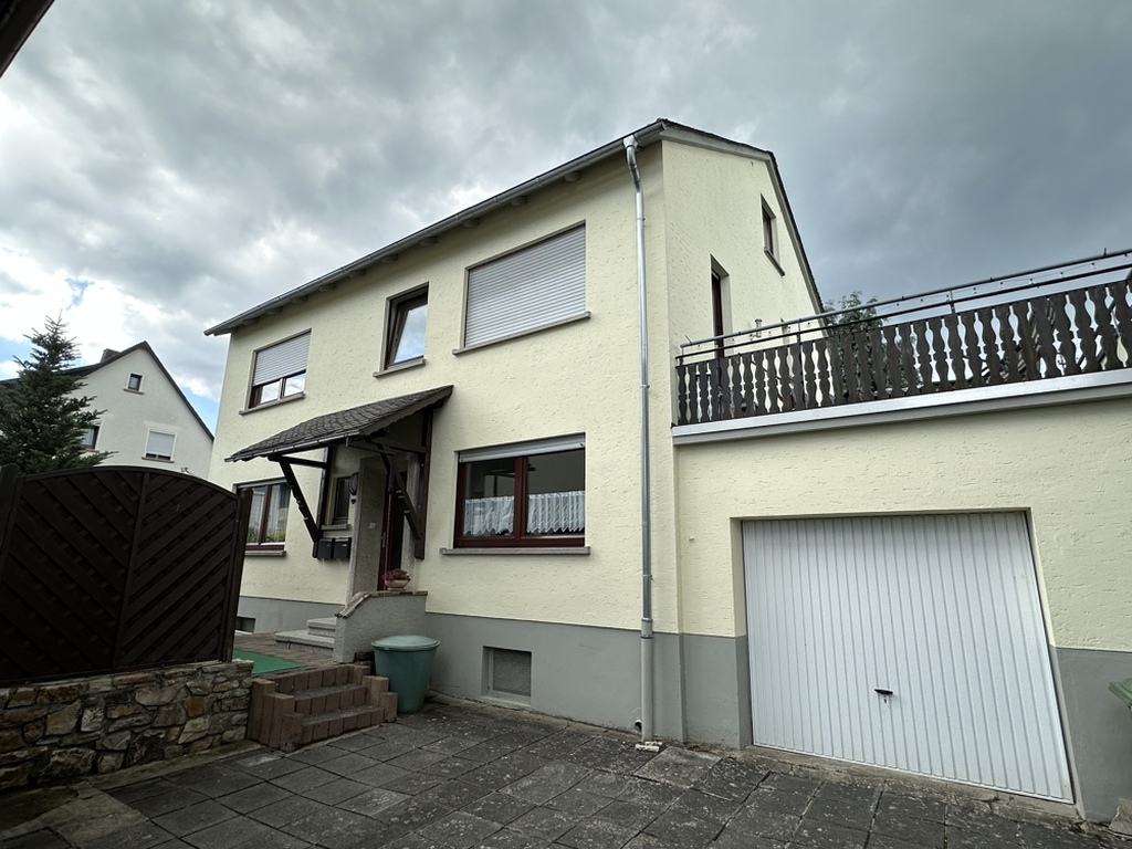 10608 - Kapitalanleger aufgepasst! Gut vermietetes Zweifamilienhaus in ruhiger Lage
