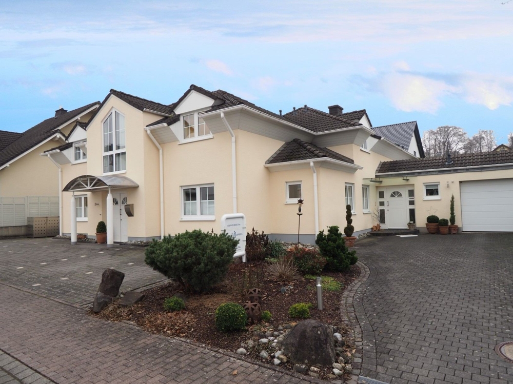 10950 - Exklusives Zweifamilienhaus mit erstklassiger Ausstattung und sch&ouml;nem Grundst&uuml;ck