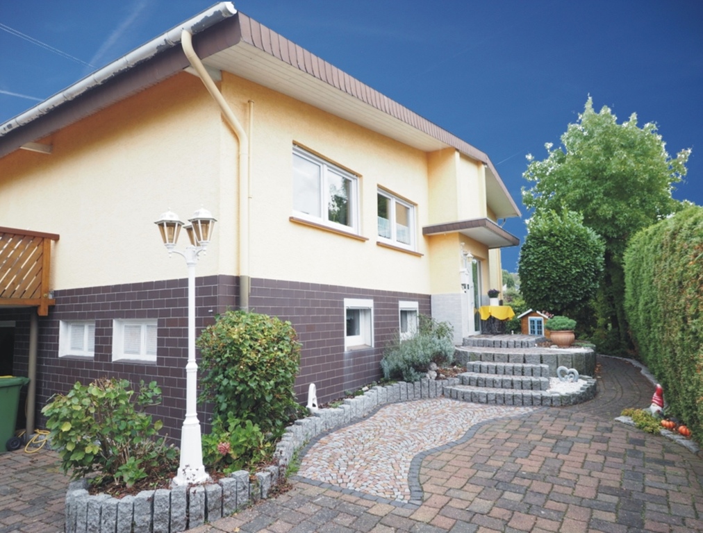 10461 - Bezauberndes Wohnhaus mit schön angelegtem Garten