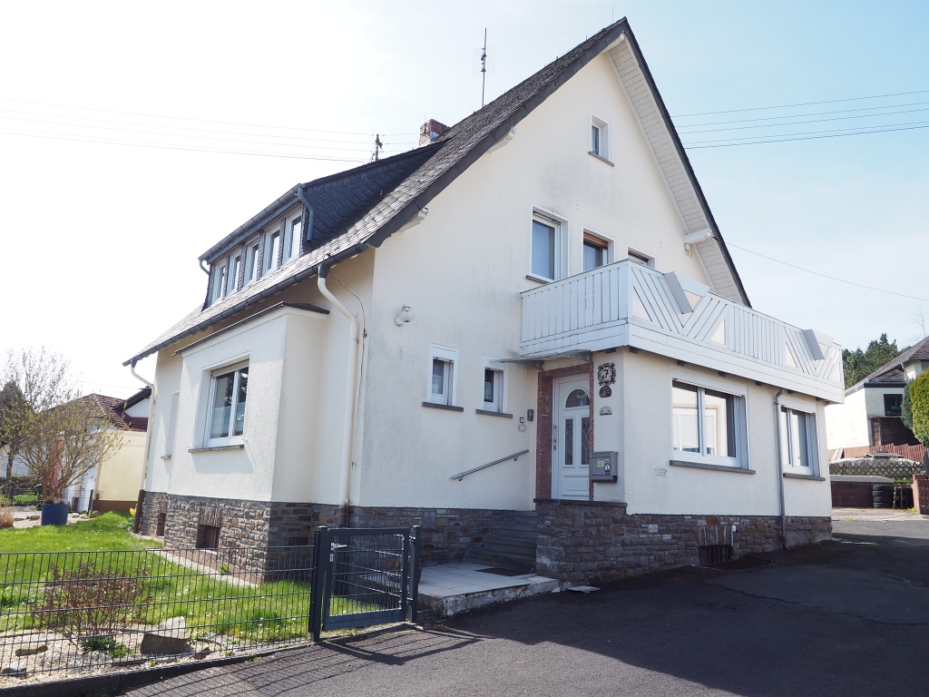 10384 - Gepflegtes Einfamilienhaus mit sonnigem Garten und 4 Garagen