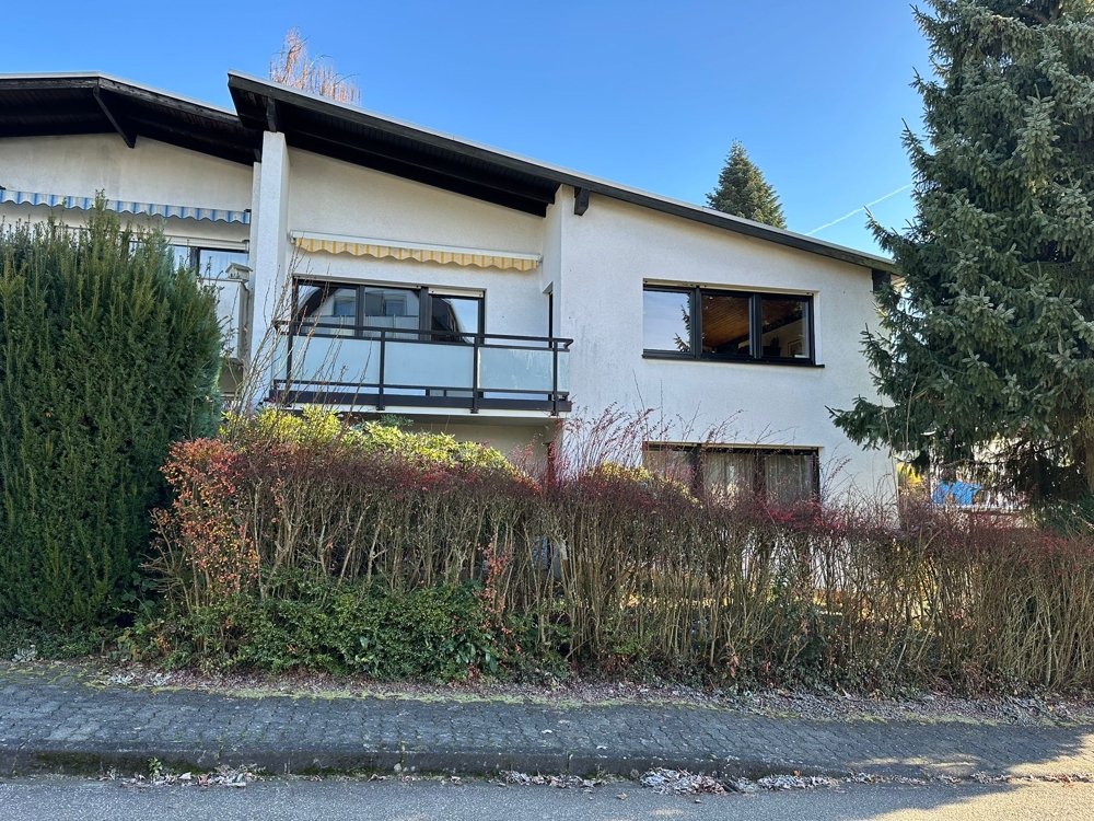 10936 - Großzügiges Einfamilienhaus auf gepflegtem Grundstück in der Nähe von Rengsdorf