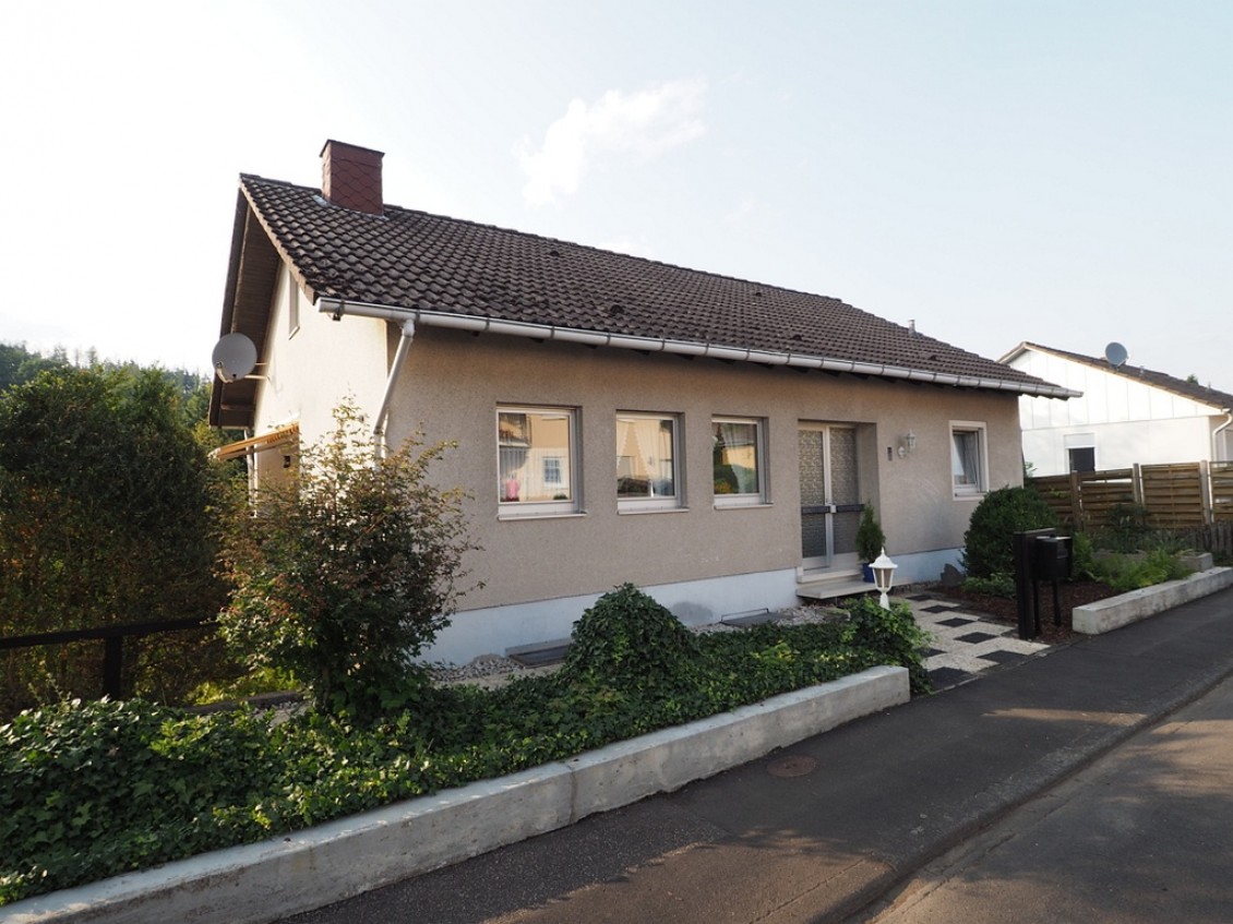 10767 - Schickes Einfamilienhaus mit schönem Grundstück in top Lage