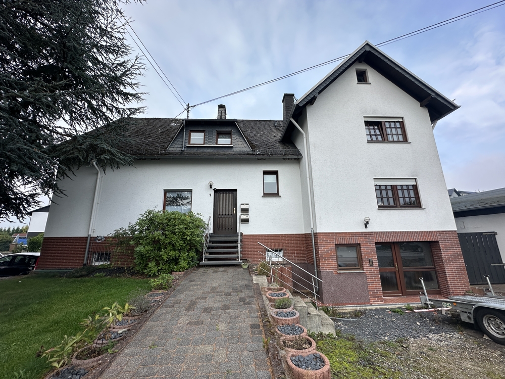 10911 - Ansprechendes Zweifamilienhaus mit großem Grundstück