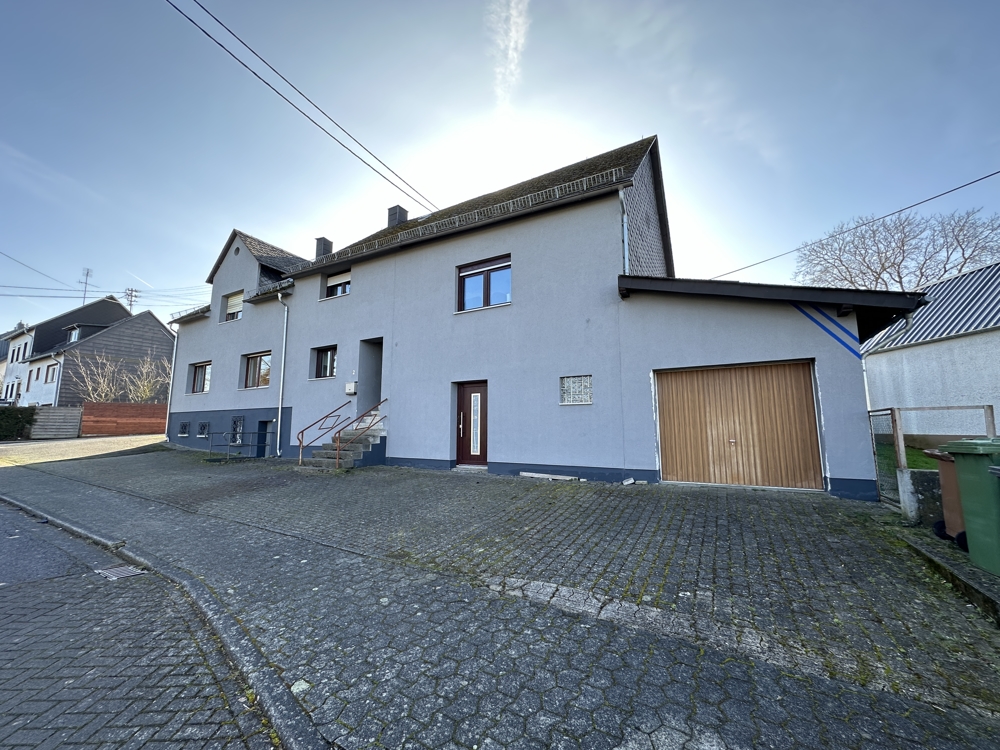 10688 - Großzügiges Zweifamilienhaus in guter Wohnlage