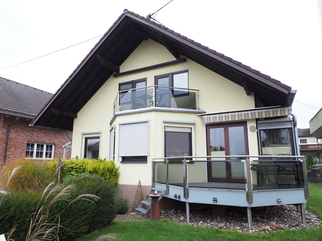 10527 - Großzügiges Einfamilienhaus mit 2 schönen Wintergärten