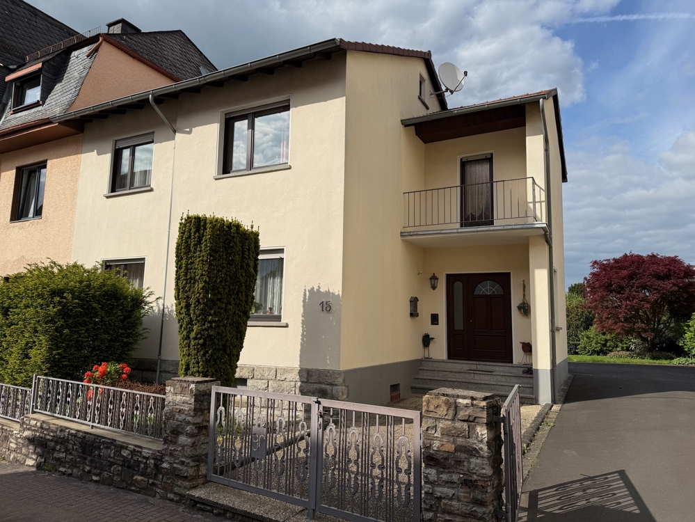 10831 - Höhr-Grenzhausen: Einfamilienhaus mit großzügigem Grundstück