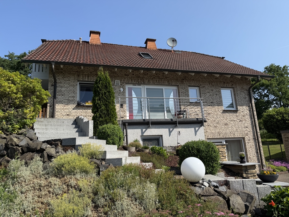 10840 - Ansprechendes Wohnhaus in schöner Ortsrandlage von Girod