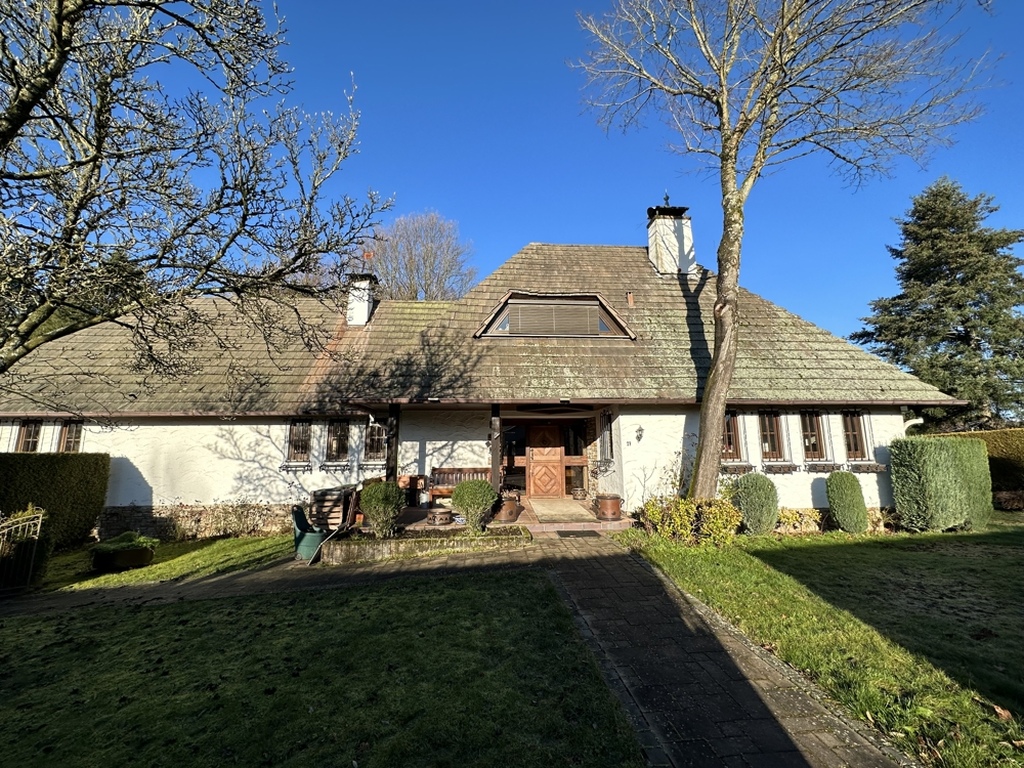 10426 - Hochwertiges Anwesen auf herrlichem Parkgrundstück mit altem Baumbestand