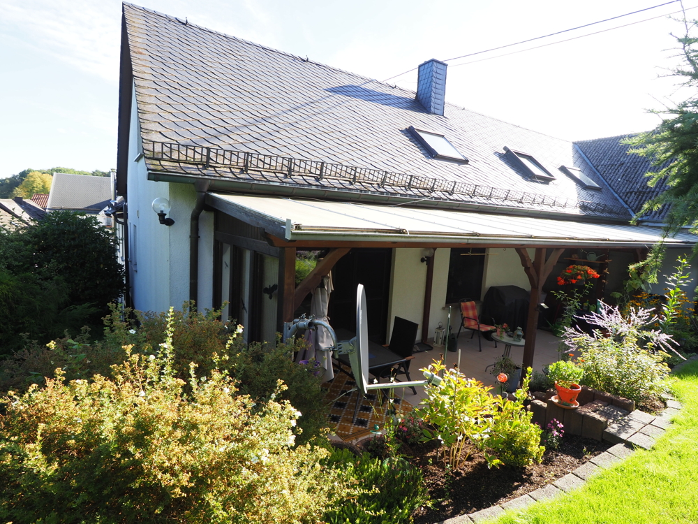10908 - Einfamilienhaus mit separatem Apartment und großem Nebengebäude