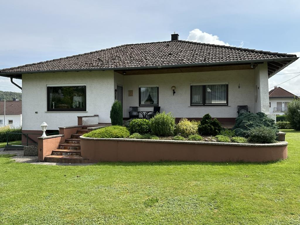 10625 - Gepflegter Bungalow in Ortsrandlage von Niederelbert