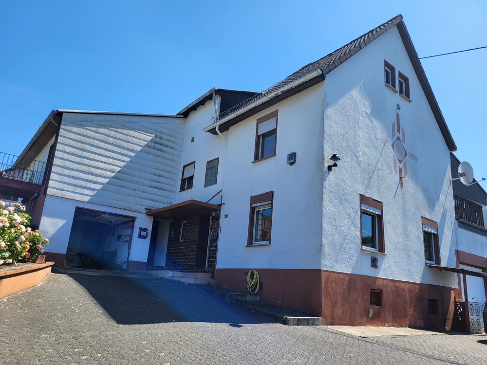 10839 - Einfamilienhaus mit Einliegerwohnung in Hillscheid