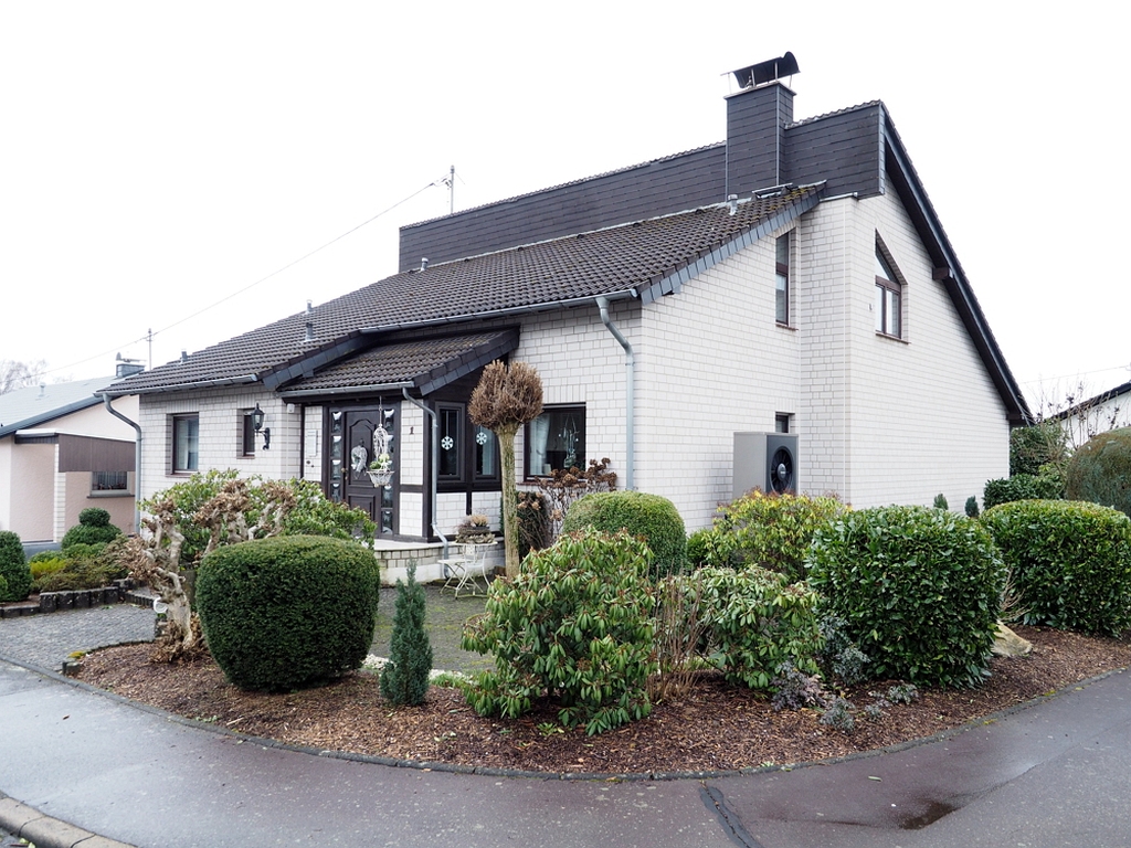 10534 - Hochwertiges Einfamilienhaus mit herrlichem Grundstück in attraktiver Lage von Herschbach