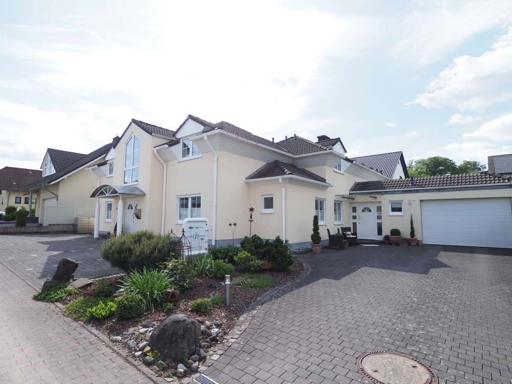 10858 - Attraktives Zweifamilienhaus in schöner Lage von Helferskirchen