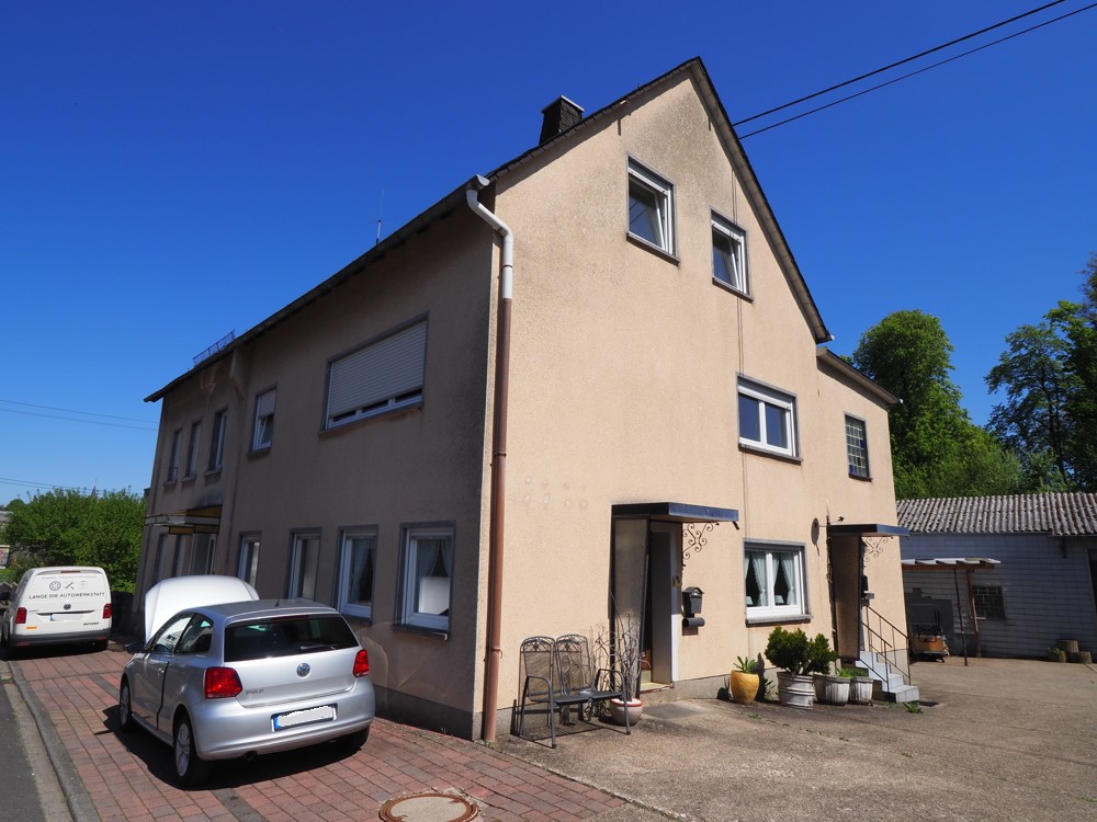 10854 - Attraktives Dreifamilienhaus mit zusätzlichem Baugrundstück - Anlageobjekt mit Entwicklungspotenzial