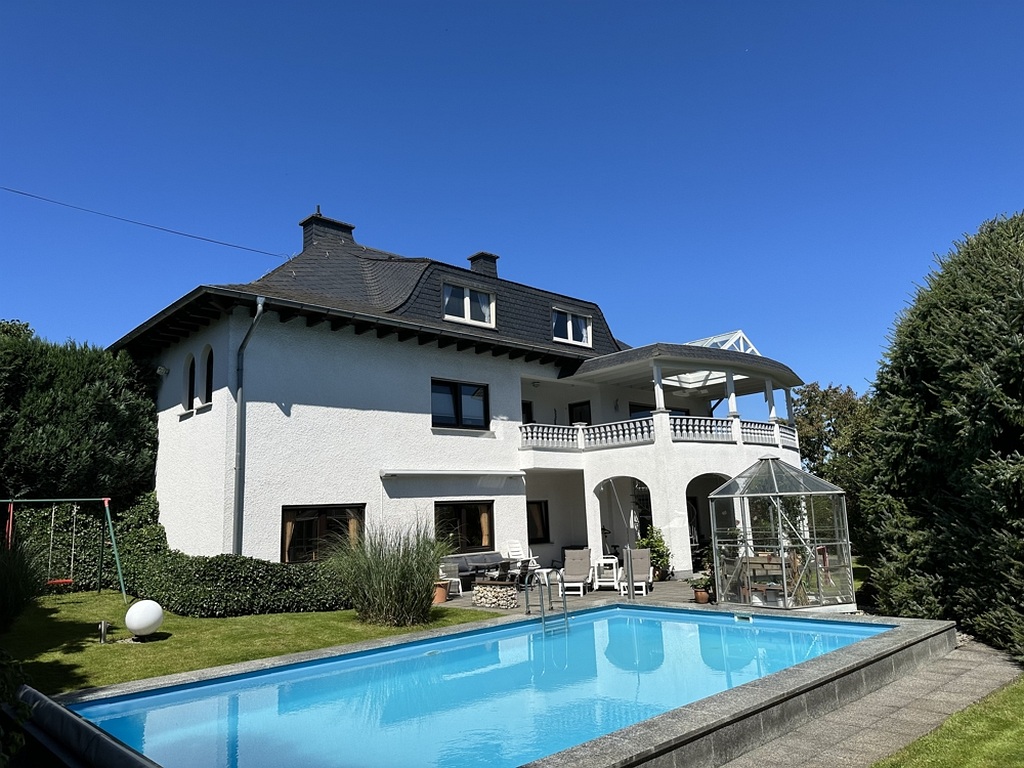 10610 - Hochwertige Landhausvilla mit Außenpool