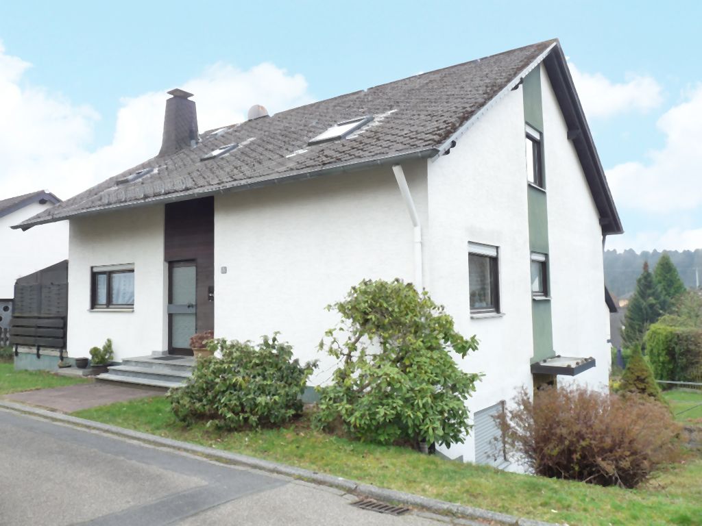 10083 - Vermietetes Dreifamilienhaus in gesuchter Lage