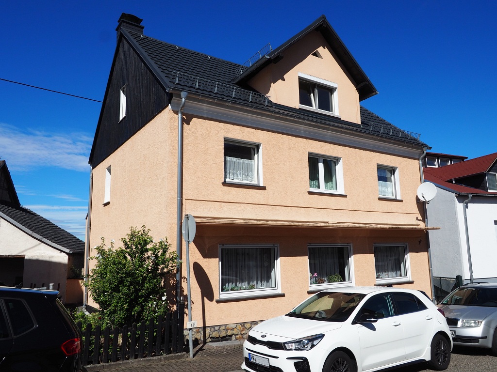 10188 - Hübsches Wohnhaus mit Dachterrasse und kleinem Nebengebäude